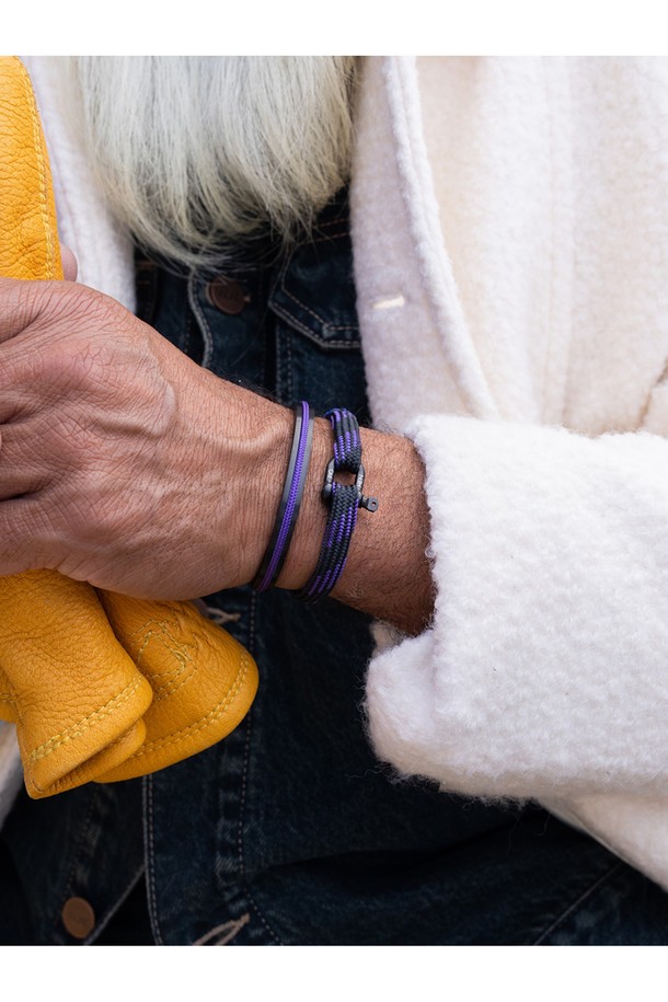 비셔스 빅 팔찌 - 블랙X로얄퍼플X블랙은 캐주얼, 스포티, 미니멀 스타일을 선호하는 남녀 모두에게 어울리는 팔찌입니다. 블랙과 로얄퍼플 컬러 조합으로 시크하면서도 세련된 느낌을 줍니다. 316L 스테인리스 스틸과 7mm 선박용 로프를 사용하여 뛰어난 내구성과 내식성을 자랑하며, 방수 기능으로 해양 스포츠 활동에도 적합합니다. 레이저 각인과 수작업 매듭 디테일이 돋보이며, 단독 또는 레이어드 착용으로 다양한 스타일 연출이 가능합니다. 휴가룩, 여행룩에 포인트를 더해보세요.
