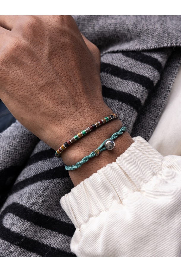 브론타이드 4 팔찌 - 나라X실버는 미니멀한 디자인과 견고한 내구성을 자랑하는 팔찌입니다. 4mm 두께의 선박 로프와 316L 스테인리스 스틸 소재를 사용하여 해양 스포츠를 포함한 일상생활에서 자유롭게 착용할 수 있습니다. 천둥번개 모티브와 슬라이더, 레이저 각인 디자인은 스타일리시한 포인트를 더하며, 나라X실버를 포함한 5가지 다채로운 컬러 옵션을 제공합니다. 녹슬지 않고, 염분에 강하며, 변색 없는 특징으로 오랫동안 변함없이 사용할 수 있으며, 방수 기능과 사이즈 조절 기능으로 실용성을 높였습니다. 휴가룩, 캐주얼, 리조트룩 등 다양한 스타일에 단품 또는 레이어드하여 개성 있는 연출이 가능합니다.
