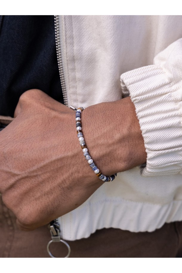 브론타이드 4 팔찌 - 아스카X실버는 캐주얼, 미니멀, 리조트 스타일을 아우르는 팔찌입니다. 실버, 블루, 브라운 세 가지 컬러로 출시되었으며, 스테인리스 스틸과 로프 소재로 제작되어 내구성이 뛰어나고 땀에 의한 변색 걱정이 없습니다. 4mm 두께의 로프와 비접촉 이음새 마감으로 섬세함을 더했으며, S, M, L 세 가지 사이즈로 제공됩니다. 레이저 각인 디자인과 100% 수작업으로 완성되었으며, 방수, 내식성, 사이즈 조절 기능을 갖춰 일상 및 해양 스포츠 활동에 적합합니다. 휴가룩에 포인트를 더해줄 아이템으로, 레이어드 착용도 가능합니다.
