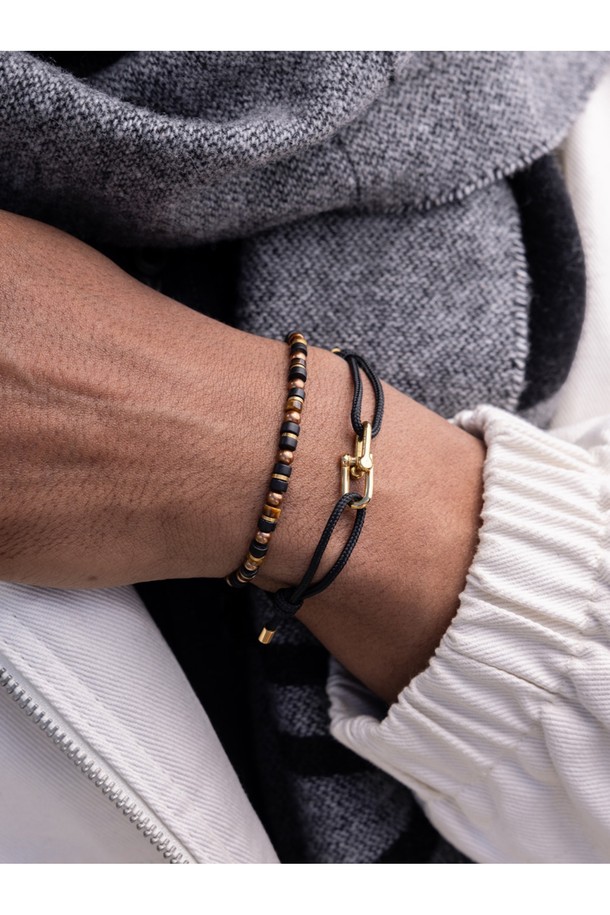 브론타이드 4 팔찌 - 타카야마X골드

스타일리시함과 실용성을 겸비한 브론타이드 4 팔찌입니다. 타카야마와 골드 컬러 조합으로 세련된 멋을 더하며, 일상, 휴가, 여행 등 다양한 TPO에 활용 가능합니다. 내구성이 뛰어난 로프와 부식 방지 기능의 스테인리스 스틸 소재를 사용하여 해양 스포츠에도 적합합니다. 슬라이더 조절형으로 사이즈를 자유롭게 조절할 수 있으며, 심플한 디자인에 레이저 각인 디테일이 더해져 미니멀, 캐주얼, 리조트룩에 포인트를 더합니다. 방수 기능으로 물놀이 시에도 걱정 없이 착용할 수 있으며, 레이어드 연출도 용이합니다.
