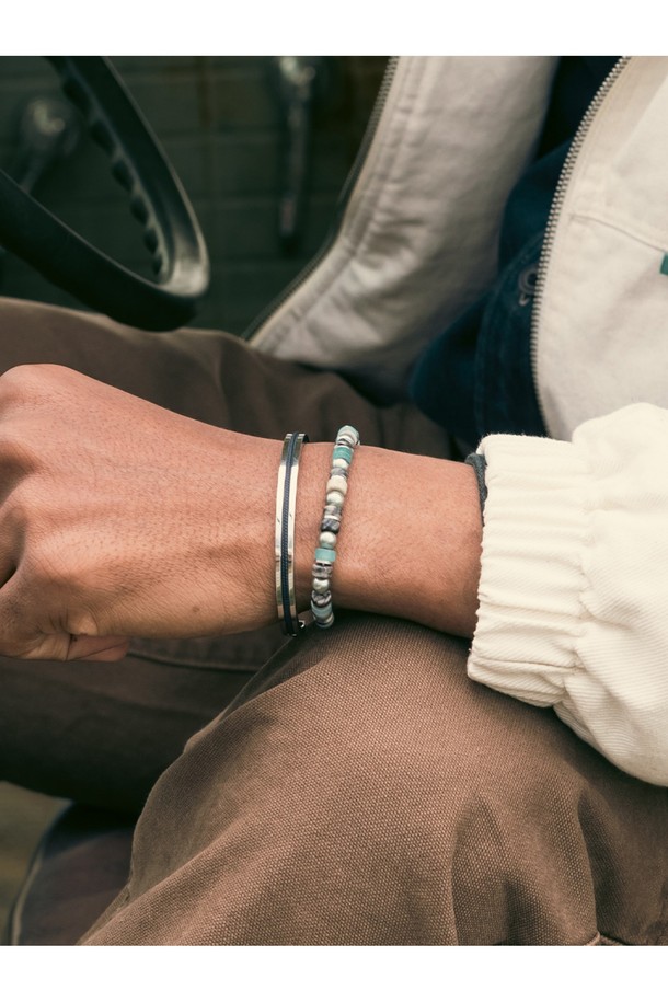 브론타이드(Brontide) 6 팔찌 - 하코다테X실버는 캐주얼, 미니멀, 클래식 스타일을 추구하는 남녀 모두를 위한 팔찌입니다. 해수 및 염분에 강한 316L 스테인리스스틸 소재와 고강도 마린로프를 사용하여 일상, 휴가, 여행 등 다양한 TPO에 착용하기 좋습니다. 6mm 두께의 브레이드(Braid) 패턴에 하코다테 컬러와 실버 컬러가 조화롭게 어우러지며, 레이저 각인과 매듭 디테일이 디자인의 완성도를 높입니다. 방수 및 내식 기능을 갖춰 땀에 변색될 걱정 없이 오랫동안 사용할 수 있으며, S, M, L 세 가지 사이즈로 출시됩니다. 프리미엄 우드 케이스에 담겨 제공되어 소중한 사람에게 선물하기에도 좋습니다.
