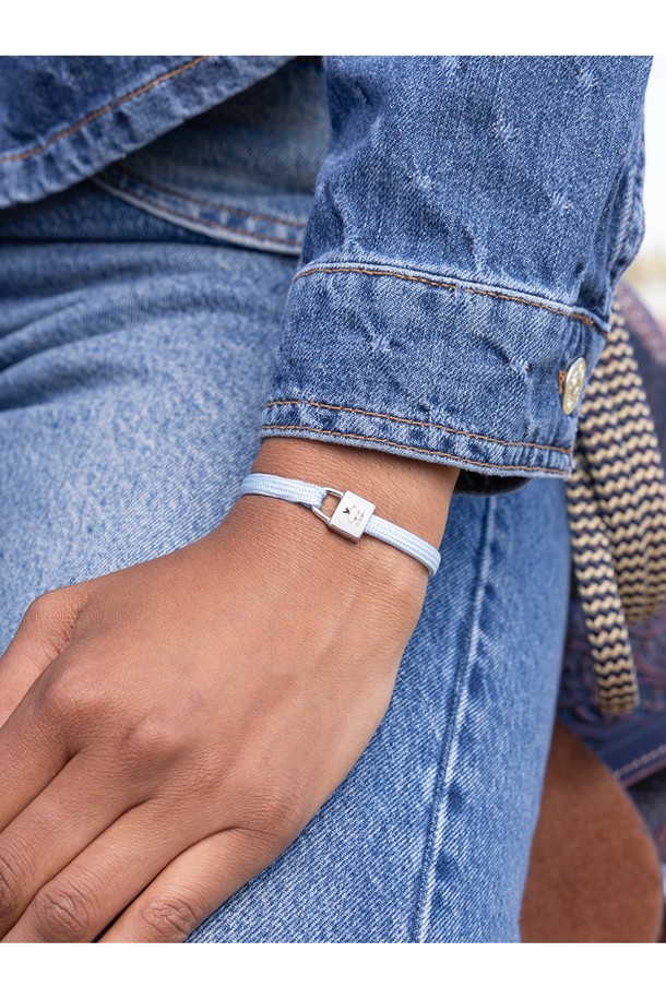**빌리 팔찌 - 아크틱블루X실버**는 여성 고객을 위한 팔찌로, 미니멀, 리조트, 클래식 스타일을 추구하는 분들께 추천합니다. 아크틱블루 컬러의 고강도 선박용 로프와 실버 컬러의 스테인리스 스틸 소재가 조화롭게 어우러져 내구성과 내식성이 뛰어납니다. 자물쇠 모양의 클래스프와 레이저 각인 디테일이 돋보이며, 손바느질 마감으로 섬세함을 더했습니다. 방수 기능과 바닷물, 염분에 강해 휴가룩, 리조트룩, 여행룩에 포인트 아이템으로 활용하기 좋습니다. 레이어드하여 더욱 다채로운 스타일을 연출할 수 있습니다.
