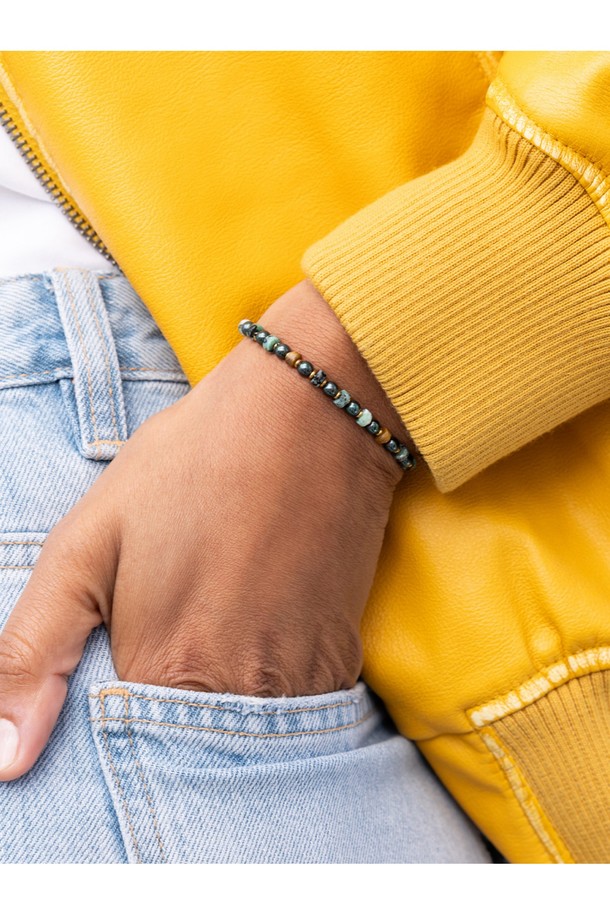 **브론타이드 4 팔찌 - 루카X골드**는 여성용 팔찌로, 미니멀하고 베이직한 스타일을 추구합니다. 골드와 그린 컬러의 스테인리스 스틸과 로프 소재로 제작되었으며, 레이저 각인 패턴과 원석 디자인 장식이 특징입니다. 4mm 두께로 제작되었으며, 손바느질 마감으로 섬세함을 더했습니다. 사이즈 조절과 방수 기능을 갖춰 일상생활에서 편안하게 착용할 수 있으며, 해수/염분에 강해 내구성이 뛰어납니다. 또한, 다른 팔찌와 레이어드하여 개성 있는 스타일을 연출할 수도 있습니다.
