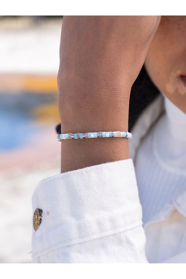 **(여성) 브론타이드 4 팔찌 - 살레르노X실버**는 해양용 로프와 316L 스테인리스 스틸 소재로 제작된 여성용 팔찌입니다. 브레이드 패턴과 매듭 디테일이 돋보이며, 방수 및 내식성이 뛰어납니다. 살레르노와 실버 컬러 조합이 세련된 느낌을 주며, 돼지와 닭 심볼 레이저 각인으로 유니크함을 더했습니다. 원 사이즈로 조절 가능하며, 수작업 스티치로 섬세함을 살렸습니다. 캐주얼, 미니멀, 클래식 스타일의 여행룩, 휴가룩, 산책룩에 잘 어울리는 팔찌입니다.
