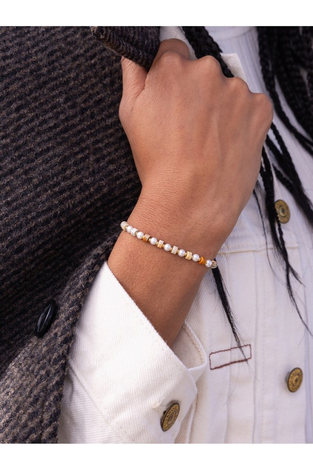 **브론타이드 4 팔찌 - 바리X골드**는 여성스러운 스타일을 완성해 줄 팔찌입니다.  4mm 두께의 로프와 스테인리스스틸 소재가 조화롭게 어우러져, 미니멀하면서도 세련된 디자인을 연출합니다.  골드와 멀티컬러의 조합은 데이트룩, 카페룩 등 다양한 TPO에  캐주얼, 미니멀, 클래식 스타일을 더해줍니다.  심플한 디자인에 보석, 참 장식을 더해 포인트를 주었으며, 원사이즈로 사이즈 조절이 가능합니다.  단독 또는 레이어드하여 개성 있는 스타일링을 즐겨보세요.
