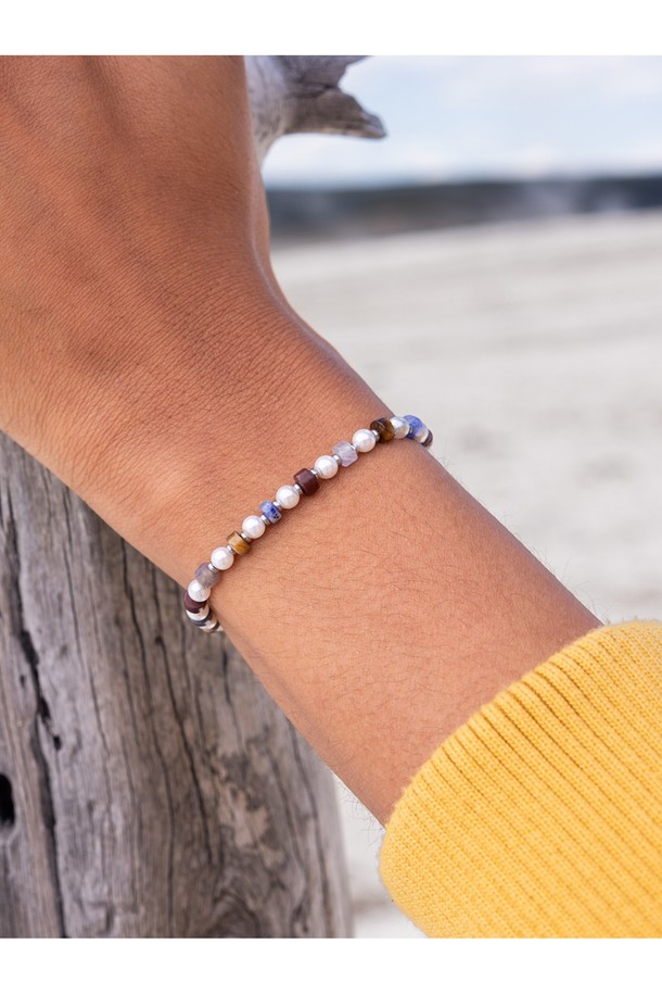 (여성) 브론타이드 4 팔찌 - 제노바X실버는 여행, 휴가, 리조트룩에 잘 어울리는 팔찌입니다. 클래식, 미니멀, 리조트 스타일을 모두 아우르며, 316L 등급 스테인리스 스틸과 선박 로프를 사용하여 제작되었습니다. 제노바 컬러와 실버 컬러의 조화가 세련된 느낌을 주며, 내식성과 내구성이 뛰어나 해수, 염분, 산성 환경에서도 변색되거나 부식되지 않습니다. 레이저 각인, 수작업 손바느질 및 매듭 디테일로 섬세함을 더했으며, ONE SIZE로 편안하게 착용 가능하며 레이어드 스타일링에도 용이합니다.
