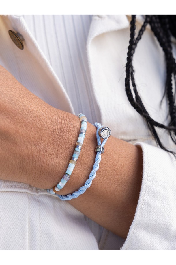 세련된 여성용 팔찌, "이지 에드" 아크틱블루X실버를 소개합니다. 3mm 두께의 꼬임 로프와 9mm 섀클 연결이 특징이며, 316L 스테인리스 스틸 소재로 제작되어 내구성이 뛰어납니다. 미니멀하고 클래식한 디자인으로 데이트룩, 모임룩 등 다양한 TPO에 잘 어울리며, 다른 팔찌와 레이어링하여 스타일링할 수 있습니다.
