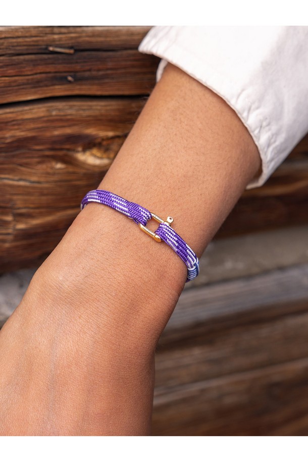(여성) 프랭키 팔찌 - 로얄퍼플, 아크틱블루, 골드는 당신의 스타일에 세련됨을 더해줄 팔찌입니다. 로얄퍼플, 아크틱블루, 골드 컬러 조합이 돋보이며, 미니멀, 클래식, 캐주얼 스타일을 즐겨 입는 여성분들께 추천합니다. 부식 방지 기능과 내구성을 갖춘 스테인리스 스틸과 플랫 로프 소재로 제작되어 오랫동안 변함없이 착용할 수 있습니다. 플랫 로프 디자인과 로프 너비 5mm의 사이즈로 제작되어 데이트룩, 카페룩, 여행룩 등 다양한 TPO에 매치하기 좋습니다. 견고한 제작과 말끔한 외관 유지를 통해 당신의 팔목을 더욱 돋보이게 해보세요.
