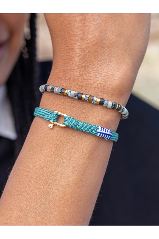 (여성) 프랭키 팔찌 - 파티나그린X골드는 데이트룩에 어울리는 미니멀, 클래식, 캐주얼 스타일의 팔찌입니다. 파티나그린과 골드 컬러 조합이 돋보이며, 5mm 두께의 플랫 로프 디자인에 수작업 매듭 디테일을 더했습니다. 내구성이 뛰어나고 방수 및 내식 기능을 갖춘 스테인리스스틸과 로프 소재로 제작되어 일상에서 편안하게 착용할 수 있습니다. 팔찌 안쪽에는 레이저 각인 장식이 있으며, 다른 팔찌와 함께 레이어드하여 개성 있는 스타일을 연출할 수도 있습니다. 사이즈는 S입니다.
