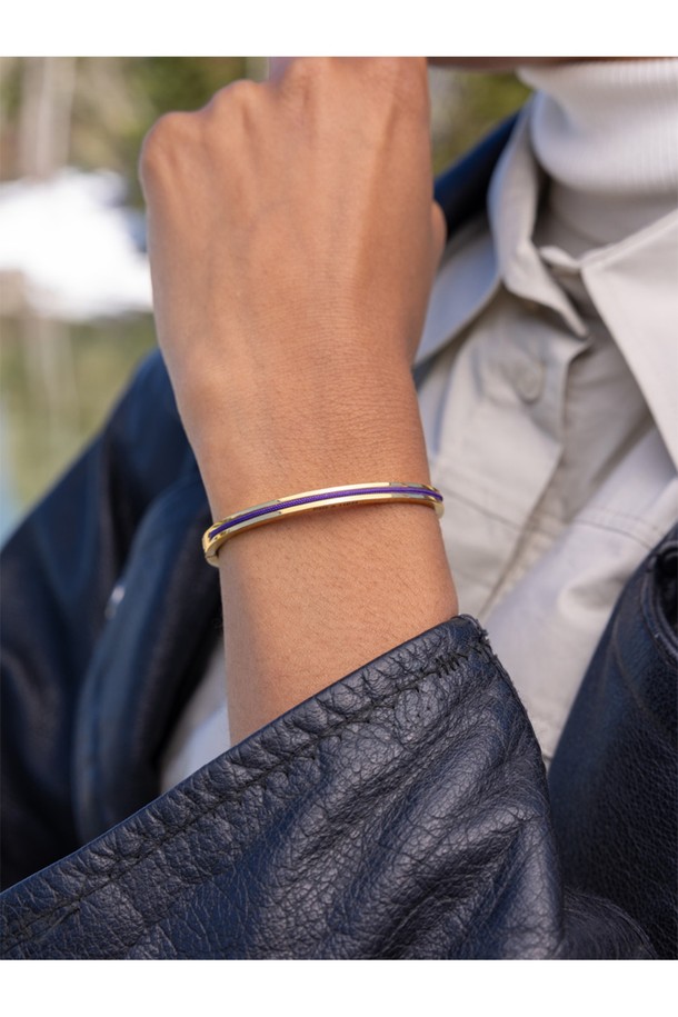 마야 루 팔찌 - 로얄퍼플X골드는 여성용 팔찌로, 미니멀하고 클래식한 스타일을 자랑합니다. 로얄퍼플과 골드 컬러의 조화가 세련된 느낌을 주며, 스테인리스 스틸과 라운드 로프 소재로 제작되어 내구성과 내식성이 뛰어납니다. 커프형 스타일로 디자인되었으며, 수작업 손바느질과 매듭 디테일이 섬세함을 더합니다. 이음새 없는 마감과 레이어드 착용이 가능하며, S 사이즈로 제작되었습니다.
