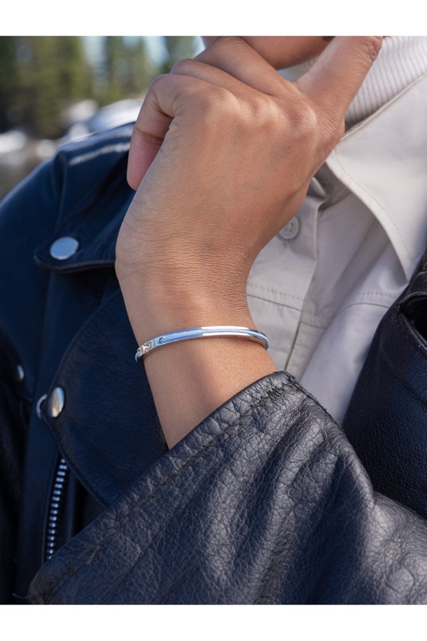 마야 루 팔찌 - 아크틱블루X실버는 여성용 팔찌로, 미니멀하고 캐주얼한 스타일을 연출합니다. 아크틱블루 컬러의 로프와 실버 컬러의 스테인리스 스틸의 조화가 돋보이며, 커프 스타일 디자인으로 제작되었습니다. 316L 스테인리스 스틸과 마린급 로프를 사용하여 방수 및 내식성이 뛰어나며, 수작업 스티치와 보이지 않는 이음새 마감으로 고급스러움을 더했습니다. 팔찌에는 레이저 각인으로 포인트를 주어 독특한 디자인을 완성했습니다. 일상생활에서 착용하기 좋은 팔찌입니다.
