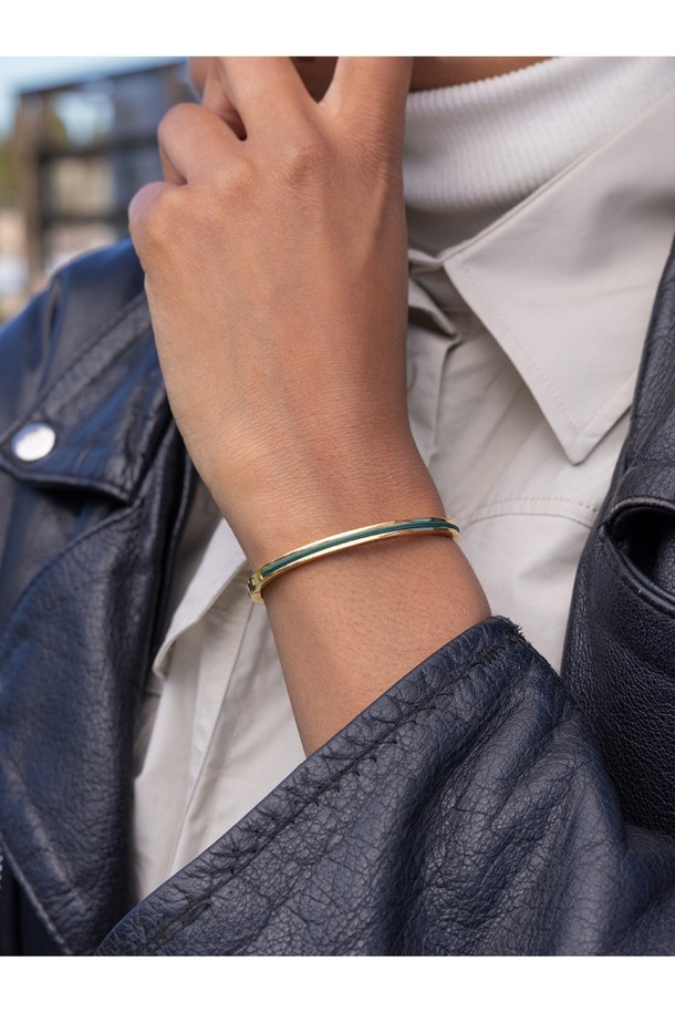 여성스러운 감각을 더해줄 마야 루 팔찌 - 파티나그린X골드입니다. 파티나그린과 골드 컬러 조합이 세련된 조화를 이루며, 스테인리스 스틸과 마린 로프 소재로 제작되어 내구성과 방수 기능을 갖췄습니다. 로프 패턴 디자인과 수작업 스티치 디테일이 돋보이며, 커프 스타일로 편안하게 착용할 수 있습니다. 클래식, 미니멀, 캐주얼 등 어떤 스타일에도 잘 어울리며, 휴가룩, 여행룩에 포인트 아이템으로 활용하기 좋습니다. 레이어드하여 개성 있는 스타일을 연출해보세요.

