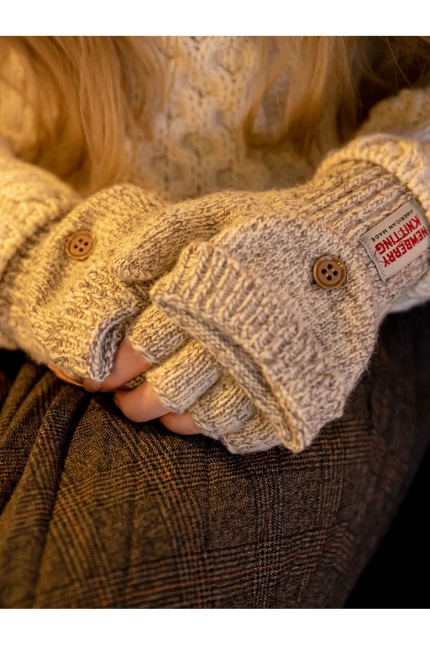 사슴가죽 글로밋장갑 - 오트밀은 가을, 겨울 시즌에 어울리는 남녀 공용 장갑입니다. 부드러운 촉감의 사슴가죽과 울, 나일론 혼방 소재로 제작되어 보온성과 신축성을 갖췄습니다. 손바닥 부분에 사슴가죽을 덧대어 내구성을 높였으며, 핑거리스와 일반 장갑 두 가지 스타일로 착용 가능하여 실용적입니다. 오트밀, 네이비, 올리브, 차콜 4가지 색상으로 출시되었으며, 한국인 손 사이즈에 최적화된 핏을 제공합니다. 캐주얼, 아메카지 스타일의 겨울 데일리룩, 산책룩, 여행룩에 매치하기 좋습니다.
