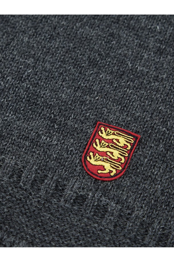 차분하고 세련된 무드의 크루넥 홀가먼트 스웨터 - 차콜입니다. 부드러운 울 소재로 제작되어 포근한 착용감을 선사하며, 가을과 겨울 시즌에 따뜻하게 입기 좋습니다. 베이직하고 미니멀한 디자인으로 다양한 스타일 연출이 용이하며, 특히 출근룩에 활용하기 좋습니다. 홀가먼트 공법으로 제작되어 봉제선이 없어 더욱 깔끔하고 편안한 착용감을 제공합니다. 레귤러핏과 긴 소매 기장으로 안정적인 핏을 선사합니다.
