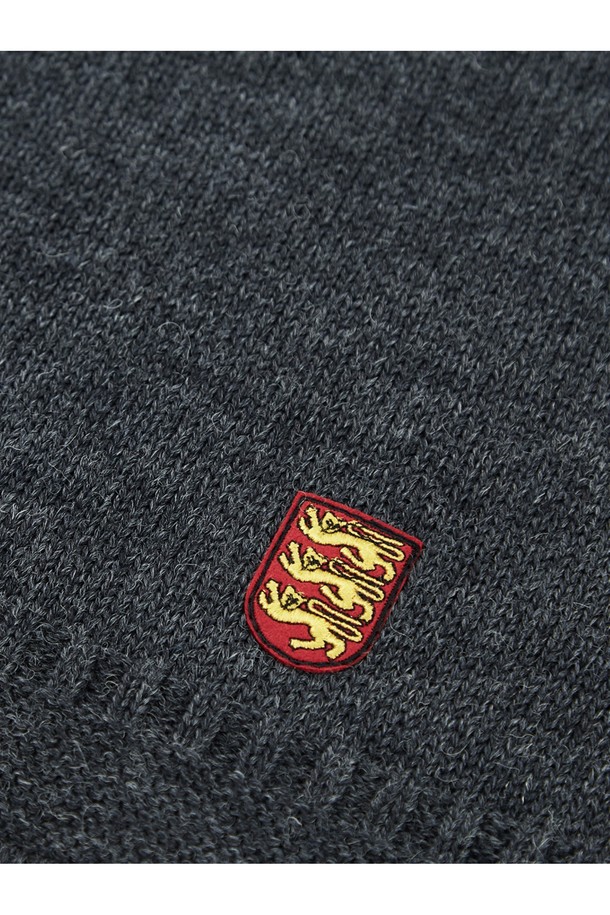 차콜 색상의 피셔맨 홀가먼트 스웨터는 가을과 겨울에 따뜻하게 입을 수 있는 남녀 공용 상의입니다. 부드러운 울 소재로 제작되어 뛰어난 촉감을 자랑하며, 레귤러 핏에 라운드넥 디자인으로 어떤 스타일에도 잘 어울립니다. 캐주얼, 클래식, 미니멀 스타일을 즐겨 입는 분들께 추천하며, 앵커 자수 디테일이 포인트로 더해져 세련된 느낌을 줍니다. 두꺼운 두께감으로 보온성을 높여 출근룩으로도 손색없습니다. 
