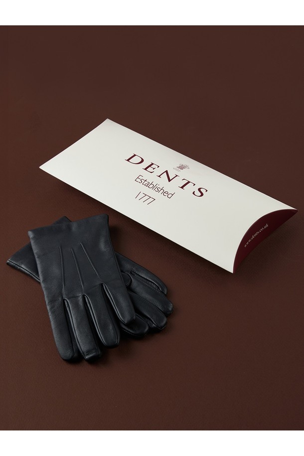 플레밍 드라이빙 장갑 - 블랙은 부드러운 헤어쉽 가죽과 가죽 소재로 제작된 남성용 장갑입니다. 사계절 착용 가능하며, 클래식, 미니멀, 시크 스타일을 연출하기에 좋습니다. 섬세한 클래식 3라인 핸드 스티칭과 손바닥 크로스 라인, 슬림핏 디자인으로 고급스러움을 더했습니다. 로고 엠보싱 스트랩과 하프 피케 스티칭, 인심 스티칭 디테일이 특징이며, 통기성과 그립감을 높여 운전 시 편안함을 제공합니다. 출근룩이나 비즈니스 캐주얼에 매치하여 세련된 스타일을 완성해보세요.
