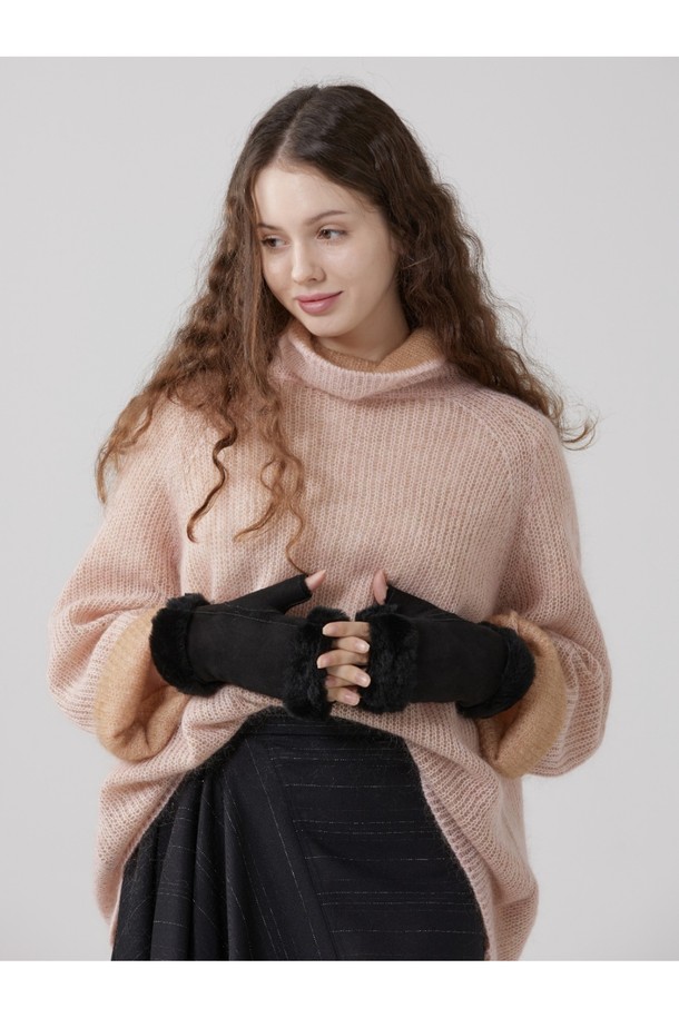 베라 헤어쉽(Vera Hairship) 여성 가죽 장갑 - 블랙 스웨이드입니다. 부드러운 스웨이드 소재로 제작되어 뛰어난 촉감을 자랑하며, 추운 겨울철 보온성을 책임집니다. 손목 부분의 퍼(Fur) 디테일이 고급스러움을 더하며 클래식하고 미니멀한 스타일을 연출합니다. 블랙 컬러의 무지 디자인으로 어떤 옷에도 잘 어울려 일상에서 활용하기 좋습니다. 두꺼운 두께감으로 따뜻하게 손을 보호해주는 겨울 필수 아이템입니다.
