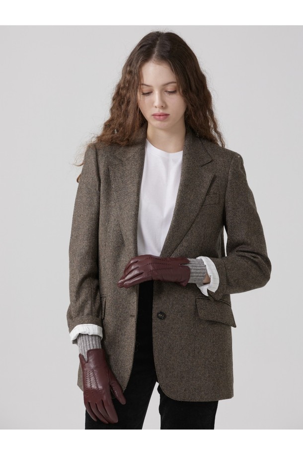 타마라 여성 가죽 장갑 - 클라렛은 가을과 겨울, 추운 계절에 따뜻하게 손을 보호해 줄 여성용 장갑입니다. 부드러운 촉감의 가죽 소재와 니트 커프스의 조화가 돋보이며, 클래식하면서도 미니멀한 스타일을 연출합니다. 클라렛, 버건디, 그레이 3가지 색상으로 제공되어, 어떤 의상에도 잘 어울립니다. 손목 부분의 니트 디테일이 디자인의 포인트가 되어 고급스러움을 더합니다. 일상생활에서 보온성을 유지하며 세련된 스타일을 완성해 보세요.
