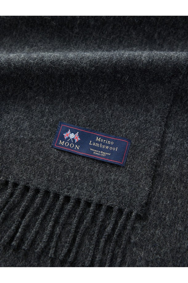 메리노울 머플러 25cm - 다크 차콜은 가을, 겨울철 따뜻하고 스타일리시하게 연출할 수 있는 머플러입니다. 고급스러운 다크 차콜 컬러의 부드러운 메리노울 100% 소재로 제작되어 피부에 자극 없이 포근한 착용감을 선사합니다. 멜란지 기법을 사용하여 은은하고 세련된 색감을 더했으며, 뛰어난 보온성과 흡습, 향균, 소취 기능으로 쾌적함을 유지해줍니다. 일상, 산책, 카페 등 다양한 TPO에 클래식, 미니멀, 캐주얼 스타일로 활용하기 좋으며, 플라워 또는 유니온잭 패턴과 프린지 디자인이 돋보입니다. 일러스트 패키지로 소중한 사람에게 선물하기에도 좋습니다.
