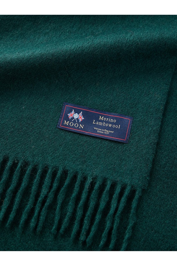 메리노울 머플러 25cm - 로얄 그린은 울마크 인증을 받은 프리미엄 메리노울 소재로 제작되어 부드러운 촉감과 뛰어난 보온성을 자랑합니다. 로얄 그린 컬러의 무지 디자인은 클래식하고 베이직한 스타일을 연출하며, 겨울철 데일리룩, 출근룩, 모임룩 등 다양한 TPO에 활용하기 좋습니다. 두꺼운 두께감으로 추운 날씨에도 따뜻하게 착용 가능하며, 형태 유지력이 우수하고 정전기 방지 기능까지 갖춰 실용적입니다. 프린지 디테일이 돋보이는 이 머플러는 캐주얼, 포멀 룩 모두 소화 가능하여 활용도가 높습니다.
