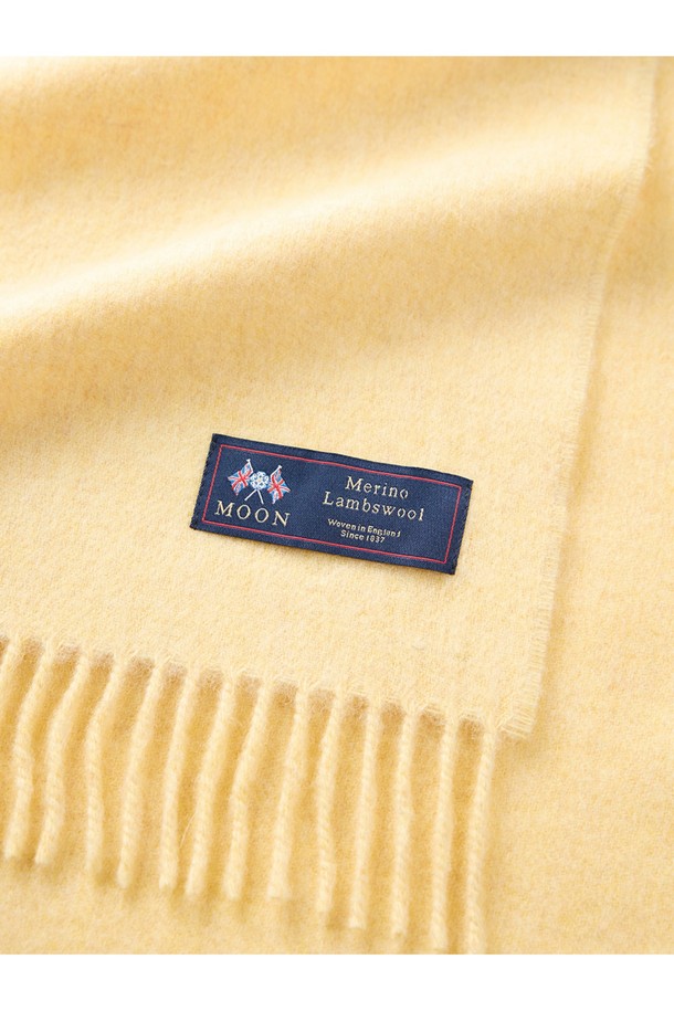 메리노울 머플러 25cm - 샌드는 부드러운 촉감과 뛰어난 보온성을 자랑하는 겨울철 필수 아이템입니다. 울마크 인증을 받은 메리노울 소재에 멜란지 기법을 적용하여 은은하고 고급스러운 샌드 컬러를 연출합니다. 일상, 데일리룩은 물론 산책룩, 모임룩 등 다양한 TPO에 활용하기 좋으며, 클래식하고 베이직한 스타일에 미니멀한 감성을 더했습니다. 25cm 폭의 적당한 길이로 다양한 스타일링이 가능하며, 뛰어난 통기성과 흡습 기능으로 쾌적하게 착용할 수 있습니다.
