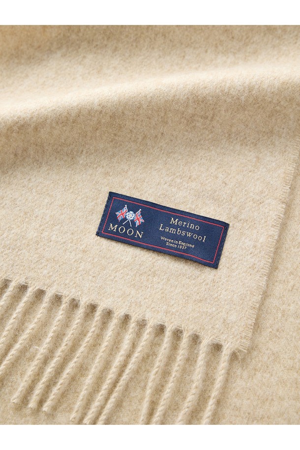 부드러운 메리노울 소재의 베이지 컬러 머플러입니다. 25cm 너비로 제작되어 가볍게 착용하기 좋으며, 가을, 겨울철 데일리룩에 따뜻함과 포인트를 더해줍니다. 영국 클래식 디자인에 멜란지 기법을 사용하여 은은한 멋을 살렸으며, 프린지 장식으로 포인트를 주었습니다. 보온, 흡습, 통기, 향균 기능은 물론, 필링 방지 및 형태 유지 기능으로 오랫동안 변함없이 즐길 수 있습니다. 클래식, 미니멀, 캐주얼 등 다양한 스타일의 겨울 코디에 활용해보세요.
