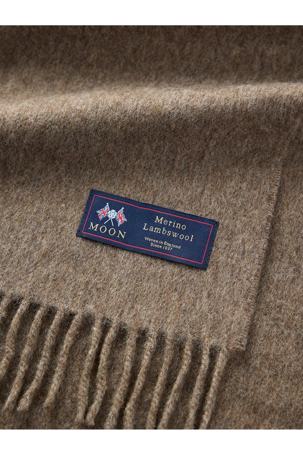 메리노울 머플러 25cm - 다크 베이지는 부드러운 메리노 램스울 소재로 제작되어 겨울철 보온성을 책임집니다. 15~25마이크론의 섬세한 섬유와 최대 7가지 색상의 원사 혼합, 밀란지 기법을 통해 빛과 각도에 따라 다채롭게 변화하는 다크 베이지 컬러를 표현합니다. 플라워와 유니언 잭 패턴이 클래식한 스타일을 강조하며, 프린지 장식으로 포인트를 더했습니다. 일상, 격식 있는 자리 어디든 잘 어울리며, 겨울 데일리룩, 모임룩, 상견례룩에 포근함을 더해줄 머플러입니다.
