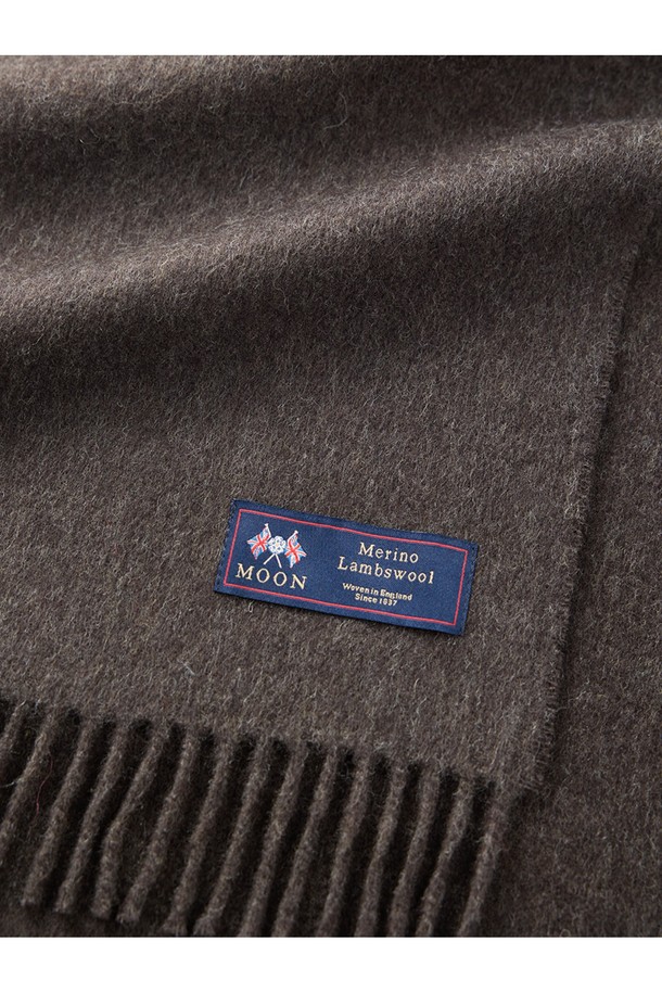 메리노울 머플러 25cm - 모카는 가을, 겨울철에 따뜻함과 스타일을 동시에 선사하는 머플러입니다. 부드러운 메리노울 소재로 제작되어 촉감이 매우 좋으며, 얇은 두께로 답답함 없이 착용 가능합니다. 멜란지 기법을 사용하여 7가지 색상이 혼합되어 은은하고 고급스러운 분위기를 연출하며, 자연스러운 드레이프성이 특징입니다. 플라워 패턴과 프린지 디자인이 더해져 클래식하면서도 베이직한 스타일을 완성하며, 보온, 흡습, 통기, 항균 및 탈취, 온도 조절 기능까지 갖춰 실용적입니다. 가을 나들이룩, 겨울 데일리룩, 카페룩 등 다양한 TPO에 활용하여 미니멀, 캐주얼, 클래식 스타일을 연출할 수 있습니다.
