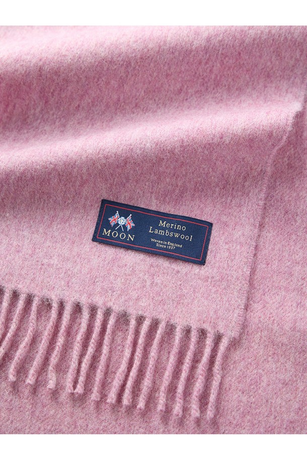 메리노울 머플러 25cm - 로얄 핑크는 부드러운 촉감과 포근함을 선사하는 머플러입니다. 15~25마이크론의 섬세한 메리노 램스울 소재로 제작되어 가을, 겨울철 데일리룩, 산책룩, 카페룩에 따뜻함과 스타일을 더해줍니다. 최대 7가지 색상을 혼합하는 밀란지 기법으로 은은하고 고급스러운 색감을 표현했으며, 베이직하고 클래식한 디자인으로 다양한 스타일에 매치하기 좋습니다. 또한, 보온, 통기, 향균, 소취 기능은 물론, 형태 변형이 적고 보풀이 잘 일어나지 않아 오랫동안 변함없이 착용할 수 있습니다. 로얄 핑크 컬러와 프린지 장식으로 포인트를 더해, 클래식, 미니멀, 캐주얼 스타일을 즐겨 입는 분들께 추천합니다.
