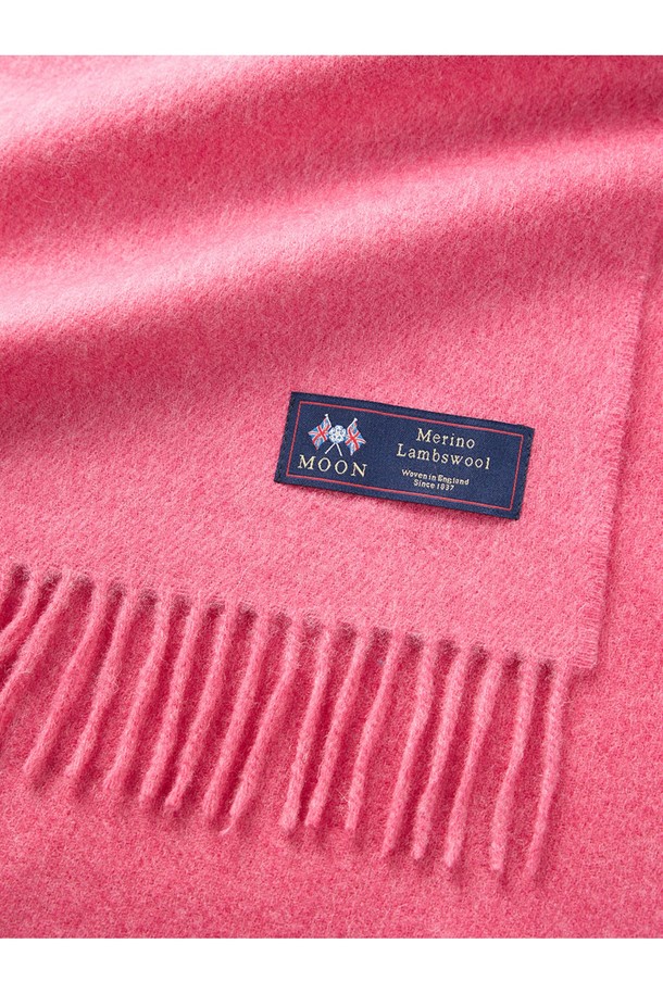 메리노울 머플러 25cm - 핑크는 부드러운 촉감과 뛰어난 보온성을 자랑하는 머플러입니다. 멜란지 기법으로 7가지 색상을 혼합하여 은은하고 세련된 핑크 컬러를 연출하며, 무지 디자인에 프린지 장식으로 포인트를 더했습니다. 메리노울 소재는 흡습, 향균, 통기 기능이 뛰어나 쾌적함을 유지하며, 형태 유지력이 우수하여 오랫동안 변형 없이 착용할 수 있습니다. 가을, 겨울철 데일리룩, 산책룩, 모임룩 등 다양한 TPO에 매치하여 클래식, 미니멀, 캐주얼 스타일을 연출해보세요. 필링을 최소화하여 관리가 용이하며, 부드러운 착용감으로 편안함을 선사합니다.
