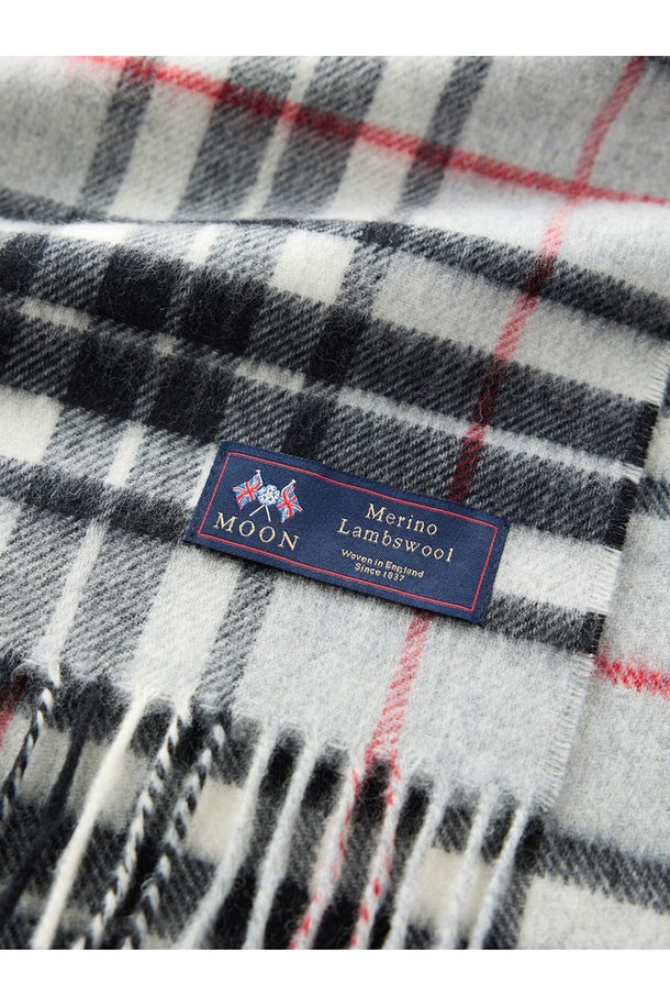 메리노울 머플러 25cm - 그레이 톰슨은 부드러운 촉감과 뛰어난 보온성을 자랑하는 겨울 필수 아이템입니다. 울마크 인증을 받은 메리노울 소재에 밀란지 기법을 사용하여 최대 7가지 색상을 혼합, 은은하고 고급스러운 그레이 컬러의 체크 및 꽃무늬 패턴을 연출했습니다. 25cm, 50cm, 70cm 세 가지 사이즈로 출시되어 다양한 스타일 연출이 가능하며, 형태 변형이 적고 내구성이 강해 오래도록 착용할 수 있습니다. 일상, 격식 있는 자리 모두 잘 어울리며, 보온, 항균, 방취 기능까지 갖춰 겨울철 데일리룩, 모임룩, 오피스룩에 클래식하고 미니멀한 포인트를 더해줍니다.
