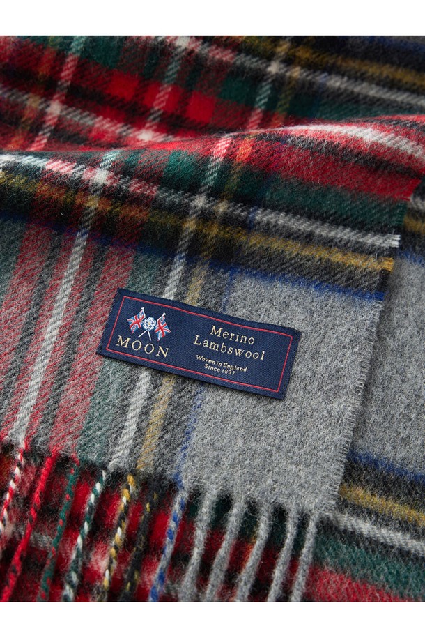 메리노울 머플러 25cm - 그레이 스튜어트는 부드러운 메리노 램스울 소재로 제작되어 가을과 겨울철 따뜻함을 선사합니다. 클래식하고 베이직한 스타일의 체크 패턴과 얇은 두께감으로 다양한 룩에 활용하기 좋습니다. 밀란지 기법을 사용하여 최대 8가지 색상을 혼합, 빛과 각도에 따라 다채로운 색감 변화를 보여줍니다. 일상, 격식 있는 자리 어디든 잘 어울리며, 보온, 흡습, 통기, 항균, 방취 기능으로 실용성을 더했습니다. 
**TPO:** 겨울 데일리룩, 모임룩, 오피스룩 **STYLE:** 클래식, 미니멀, 캐주얼