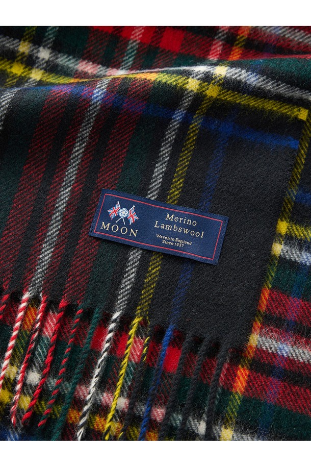 메리노울 머플러 25cm - 블랙 스튜어트는 부드러운 촉감과 뛰어난 보온성을 자랑하는 머플러입니다. 15~25마이크론의 섬유 굵기를 가진 메리노울 소재로 제작되어, 캐시미어급 부드러움을 선사합니다. 생후 6개월 미만 어린 양의 첫 채취 울을 사용하여 보풀이 적고 형태 변형이 적으며, 항균, 방취, 정전기 방지 기능으로 쾌적하게 착용 가능합니다. 블랙과 멀티컬러 체크 패턴으로, 클래식하면서도 베이직한 스타일을 연출하며 가을, 겨울철 데일리룩, 모임룩, 오피스룩에 활용하기 좋습니다. 발수 기능으로 눈, 비에도 든든하게 몸을 보호해줍니다.
