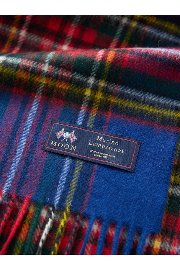 블루 컬러의 메리노울 머플러 25cm입니다. 메리노 램스울 100% 소재로 제작되어 부드러운 촉감과 뛰어난 보온성을 자랑하며, 가을, 겨울철에 따뜻하게 착용할 수 있습니다. 멜란지 기법으로 은은한 멋을 더했으며, 클래식한 체크 패턴과 프린지 디자인이 돋보입니다. 일상, 모임, 카페 등 다양한 TPO에 어울리는 영국 스타일의 머플러로, 미니멀, 캐주얼 룩에 포인트를 더하기 좋습니다. 흡습 및 항균 기능으로 쾌적하게 착용할 수 있습니다.
