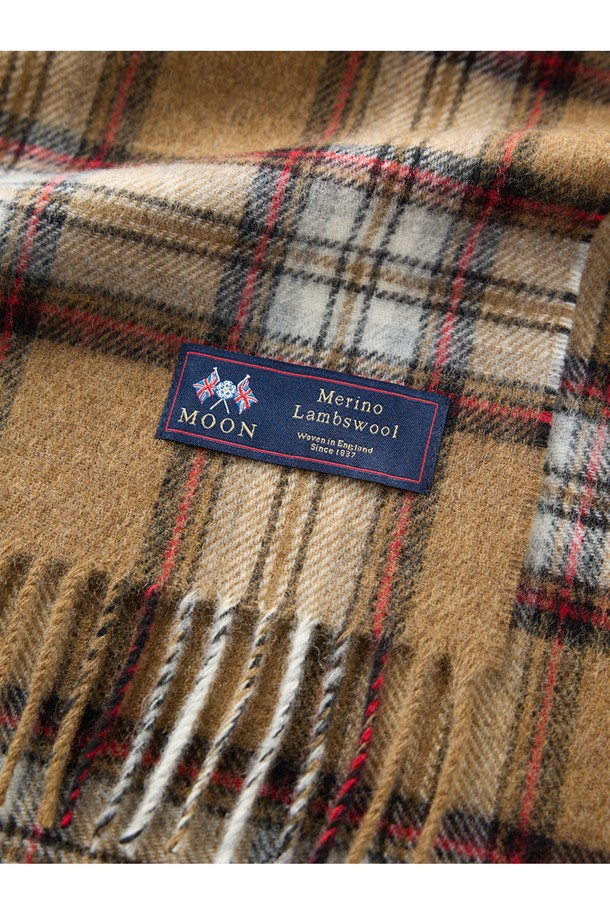 부드러운 메리노울 소재의 "메리노울 머플러 25cm - 카멜 스튜어트"입니다. 카멜, 브라운, 화이트 색상으로 구성되어 있으며, 멜란지 기법의 체크 패턴이 특징입니다. 가을, 겨울 시즌에 착용하기 좋으며, 일상, 산책, 카페 등 다양한 TPO에 잘 어울립니다. 클래식, 미니멀, 캐주얼 스타일을 즐기는 분들께 추천하며, 보온, 흡습, 통기 기능과 램스울 100%의 자연 항균 및 냄새 방지 기능까지 갖췄습니다. 25cm 너비로 제작되어 활용도가 높습니다.
