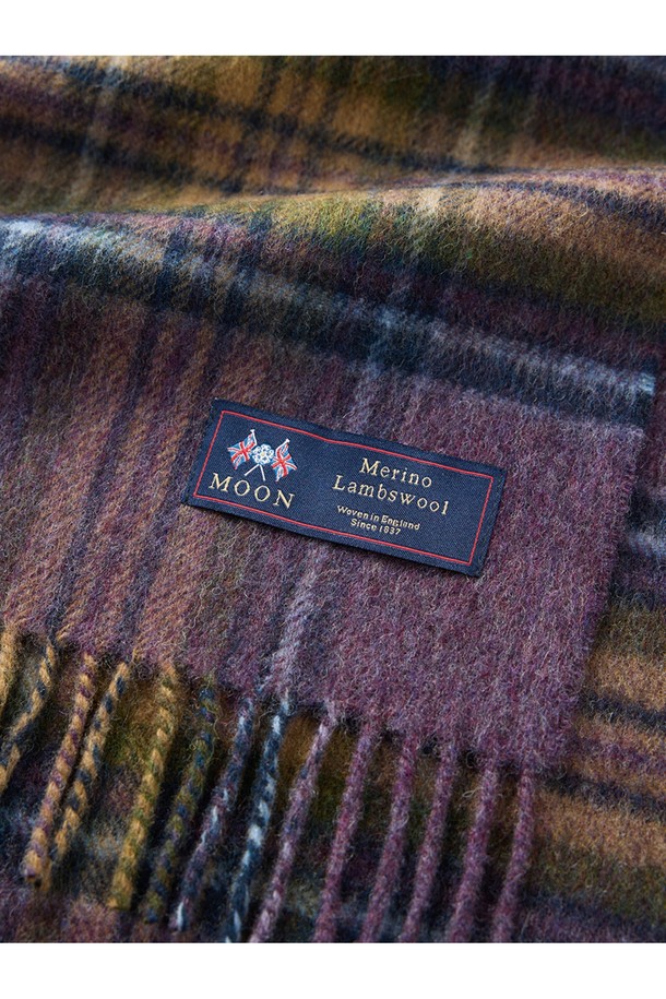 헤더 스튜어트 메리노울 머플러 25cm는 가을, 겨울철 포근함을 선사하는 클래식 스타일의 머플러입니다. 25cm x 190cm 사이즈로, 메리노 양모 100% 소재를 사용하여 부드러운 촉감과 뛰어난 보온성을 자랑합니다. 헤더와 멀티 컬러, 체크 패턴으로 디자인되었으며, 얇은 두께감과 프린지 장식이 특징입니다. 자연 항균, 통기성, 온도 조절, 형태 유지 기능으로 겨울 데일리룩과 가을 나들이룩에 멋을 더해줍니다.
