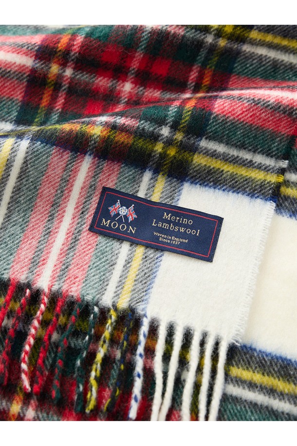 메리노울 머플러 25cm - 드레스 스튜어트는 부드러운 촉감과 따뜻함을 선사하는 겨울철 필수 아이템입니다. 100% 메리노 램스울 소재로 제작되어 뛰어난 보온성과 흡습, 통기 기능을 제공하며, 정전기 방지 기능과 방수 기능으로 실용성을 더했습니다. 클래식한 체크 패턴과 프린지 디자인이 돋보이며, 두꺼운 두께감으로 포근함을 느낄 수 있습니다. 겨울 데일리룩, 산책룩, 카페룩 등 다양한 스타일에 매치하여 클래식하고 미니멀한 무드를 연출해보세요. 화이트, 레드, 그린 3가지 색상으로 만나볼 수 있습니다.
