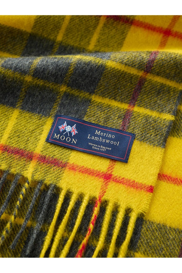 메리노울 머플러 25cm - 맥클리오드는 부드러운 촉감과 클래식한 스타일을 자랑하는 머플러입니다. 가을, 겨울 시즌에 어울리는 얇은 두께의 머플러로, 일상, 산책, 모임 등 다양한 TPO에 활용 가능합니다. 최대 7가지 색상을 혼합하는 밀란지 기법으로 제작되어 은은한 멀티컬러 체크 패턴이 돋보입니다. 15~25마이크론의 메리노울 소재로 제작되어 보온, 흡습, 통기, 향균, 소취 기능을 갖췄으며, 보풀이 적고 형태 변형이 적어 오래도록 사용할 수 있습니다. 울마크 인증을 받은 메리노울 머플러로, 클래식, 미니멀, 캐주얼 스타일을 즐기는 분들에게 추천합니다.
