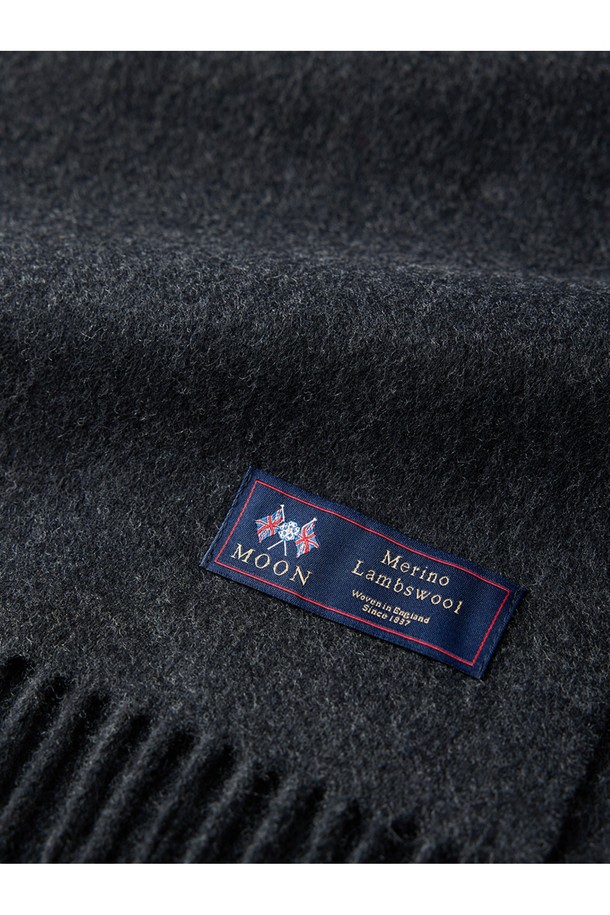 메리노울 숄 70cm - 차콜은 부드러운 메리노울 소재로 제작되어, 겨울철 보온성과 스타일을 동시에 잡을 수 있는 아이템입니다. 70cm x 190cm의 넉넉한 사이즈로, 일상과 격식 있는 자리 모두에 활용 가능하며, 차콜 컬러는 어떤 옷차림에도 잘 어울립니다. 은은한 꽃 또는 유니언잭 패턴으로 포인트를 주었으며, 밀도 있는 두께감과 프린지 디자인이 특징입니다. 보온, 흡습, 통기, 항균, 방취 기능으로 쾌적함을 유지하며, 보풀이 적고 형태 변형이 적어 오래도록 사용할 수 있습니다. 클래식, 미니멀, 캐주얼 스타일의 겨울 데일리룩과 모임룩에 모두 잘 어울립니다.
