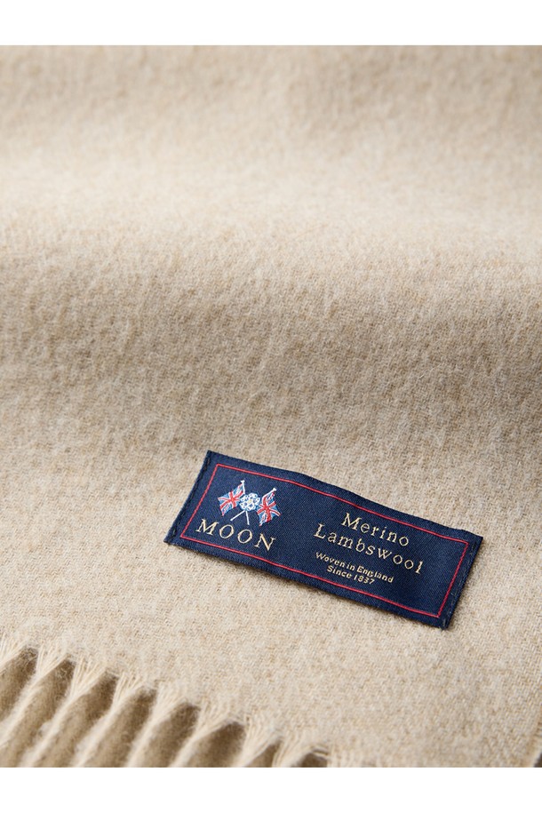 메리노울 숄 70cm - 베이지는 부드러운 촉감과 우수한 보온성을 자랑하는 숄/머플러입니다. 가을, 겨울에 어울리는 두꺼운 두께감과 클래식, 베이직 스타일로 다양한 룩에 활용하기 좋습니다. 15~25마이크론 섬유와 밀란지 기법을 사용하여 형태 변형이 적고, 브리티시 스타일의 고급스러움을 더했습니다. 데일리룩, 모임룩, 오피스룩 등 TPO에 구애받지 않고 클래식, 미니멀, 캐주얼 스타일 모두 소화 가능하며, 프린지 디자인으로 포인트를 주었습니다. 메리노울 소재 특유의 통기, 향균, 소취 기능으로 쾌적하게 착용할 수 있습니다.
