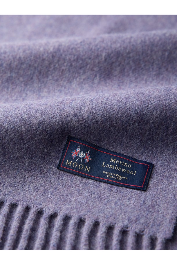 메리노울 숄 70cm - 라벤더는 부드러운 촉감과 우아한 스타일을 선호하는 당신을 위한 겨울철 필수 아이템입니다. 메랑주 기법을 사용하여 빛과 각도에 따라 은은하게 변화하는 라벤더 컬러가 돋보이며, 플라워 패턴과 프린지 디자인이 여성스러움을 더합니다. 중간 두께감의 숄은 보온성과 통기성을 동시에 제공하며, 메리노울 소재 특유의 항균 기능으로 쾌적하게 착용할 수 있습니다. 클래식하면서도 엘레강스한 무드로, 겨울 데일리룩, 모임룩, 오피스룩 등 다양한 TPO에 맞춰 스타일리시하게 연출해보세요. 형태 유지력이 우수하고 필링이 최소화되어 오랫동안 변함없이 아름다움을 간직할 수 있습니다.
