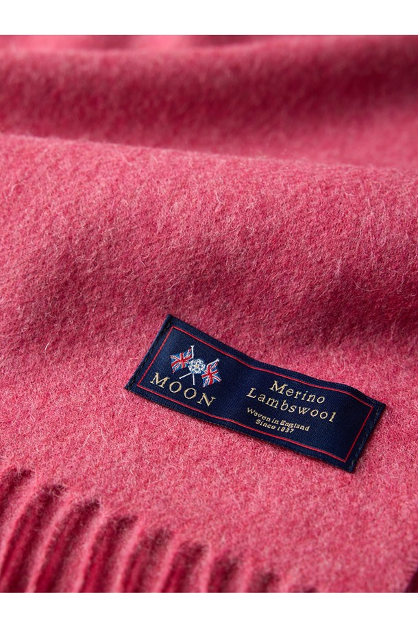 메리노울 숄 70cm - 핑크는 부드러운 촉감과 우수한 보온성을 자랑하는 메리노 램스울 100% 소재의 숄입니다. 빛과 각도에 따라 다채로운 색감을 보여주는 밀란지 패턴과 프린지 디자인이 특징이며, 가을/겨울철 일상, 가을 나들이, 겨울 데일리룩, 산책룩 등 다양한 TPO에 활용하기 좋습니다. 흡습, 통기 기능으로 쾌적함을 유지하며, 보풀이 적고 형태 변형이 적어 오랫동안 변함없이 사용 가능합니다. 클래식, 미니멀, 캐주얼 등 어떤 스타일에도 잘 어울려 폭넓은 활용성을 제공합니다. 15~25마이크론 섬유로 제작되어 더욱 부드러운 착용감을 선사합니다.
