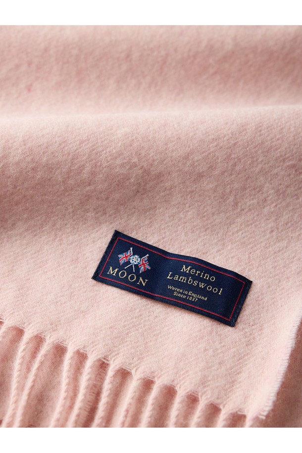 부드러운 메리노울 소재의 숄, "메리노울 숄 70cm - 베이비 핑크"입니다. 얇은 두께감으로 가을, 겨울철에 포근함을 더하며, 멜란지 기법으로 은은한 멋을 자아냅니다. 베이비 핑크 컬러와 클래식, 엘레강스한 스타일이 어우러져 모임룩, 카페룩, 겨울 데일리룩에 돋보이는 포인트를 선사합니다. 프린지 디자인으로 여성스러운 매력을 더하고, 항균, 냄새 방지, 필링 방지 기능으로 위생적이며 형태 유지에도 뛰어납니다. 흡습, 통기 기능으로 쾌적하게 착용할 수 있습니다.
