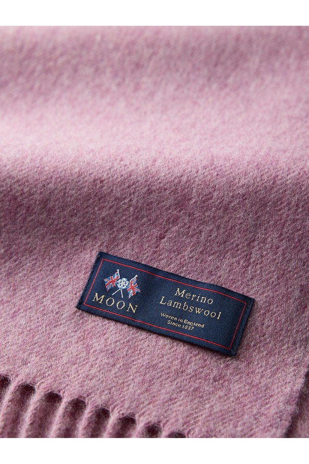 로얄 핑크 컬러의 메리노울 숄 70cm는 가을, 겨울 시즌을 위한 숄/머플러입니다. 메리노 램스울 소재로 제작되어 부드러운 촉감과 뛰어난 보온성을 자랑하며, 흡습, 통기, 항균, 방취 기능까지 갖춰 실용적입니다. 밀란지 기법을 사용하여 최대 5가지 색상을 혼합하고, 빛과 각도에 따라 다채로운 색감 변화를 선사합니다. 꽃 문양과 프린지, 유니언잭 라벨 디자인으로 클래식하고 미니멀한 스타일을 연출하며, 겨울 데일리룩 또는 모임룩에 활용하기 좋습니다. 보풀이 적고 형태 변형이 적어 오랫동안 아름다움을 유지할 수 있습니다.
