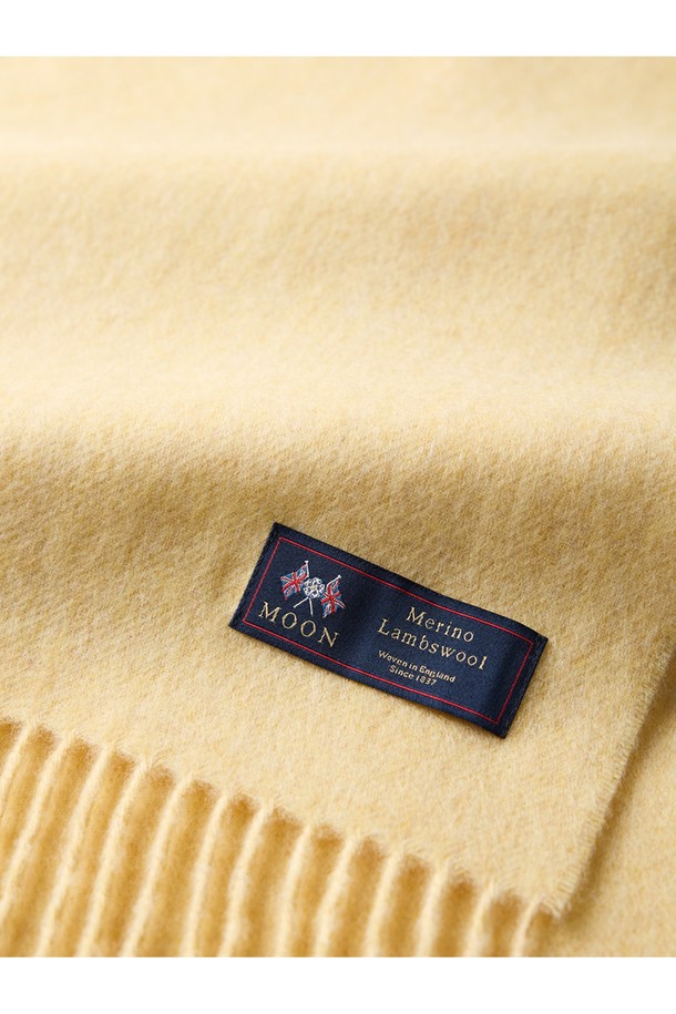 메리노울 숄 70cm - 샌드는 겨울철 따뜻함과 스타일을 동시에 선사하는 머플러입니다. 샌드 컬러의 부드러운 메리노 램스울 소재로 제작되어, 촉촉하고 포근한 착용감을 느낄 수 있습니다. 빛과 각도에 따라 다채로운 색감을 자랑하며, 최대 7가지 색상이 혼합된 밀란지 패턴이 고급스러운 분위기를 더합니다. 격식 있는 자리나 일상에서도 클래식하고 미니멀한 스타일을 연출할 수 있으며, 프린지 디테일이 돋보입니다. 보온성을 높여 겨울 데일리룩, 모임룩, 데이트룩에 폭넓게 활용하기 좋습니다.
