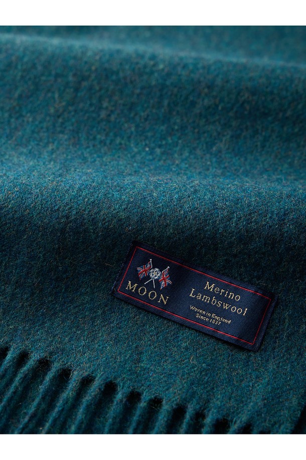 메리노울 숄 70cm - 틸은 겨울철 따뜻함과 스타일을 동시에 잡을 수 있는 클래식한 숄 머플러입니다. 부드러운 메리노울 소재로 제작되어 뛰어난 보온성은 물론, 통기성, 흡습, 항균, 방취 기능까지 갖춰 쾌적하게 착용할 수 있습니다. 틸 컬러에 밀란지 패턴이 더해져 어떤 룩에도 잘 어울리며, 특히 겨울 데일리룩과 모임룩에 활용하기 좋습니다. 울마크 인증 원사를 사용하여 품질을 높였으며, 15~25 마이크론의 섬유 굵기로 부드러운 촉감을 선사합니다. 프린지 디자인이 돋보이며, 형태 유지력이 우수하고 보풀 발생이 적어 오랫동안 변함없이 사용할 수 있습니다.
