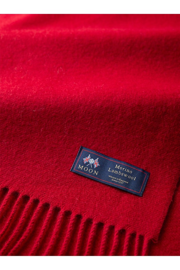 메리노울 숄 70cm - 스칼렛은 부드러운 촉감과 뛰어난 보온성을 자랑하는 숄/머플러입니다. 멜란지 기법으로 은은한 색감 변화를 주었으며, 플라워 패턴이 클래식하고 엘레강스한 분위기를 연출합니다. 울마크 인증을 받은 메리노울 소재로 제작되어 형태 유지력이 우수하며, 가을, 겨울철 데일리룩, 나들이룩, 모임룩에 모두 잘 어울립니다. 70cm 폭으로 다양한 스타일링이 가능하며, 프린지 디자인으로 포인트를 더했습니다. 
