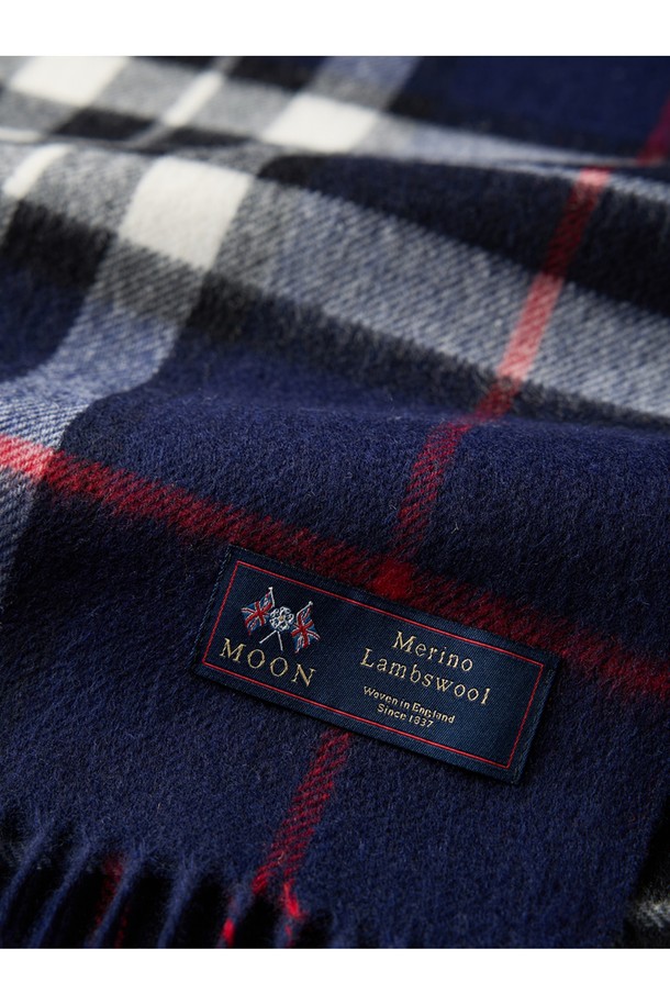 메리노울 숄 70cm - 네이비 톰슨은 부드러운 메리노 램스울 소재로 제작되어 가을, 겨울철 보온성을 높여주는 숄/머플러입니다. 70cm 사이즈로, 일상과 격식 있는 자리 모두에 잘 어울리며, 네이비 컬러의 체크 패턴이 클래식하고 미니멀한 스타일을 연출합니다. 15~25마이크론의 섬세한 섬유로 제작되어 부드러운 촉감을 자랑하며, 프린지 디테일이 돋보입니다. 보온, 흡습, 통기, 항균, 방취 기능으로 쾌적하게 착용할 수 있어 겨울 데일리룩이나 모임룩에 활용하기 좋습니다.
