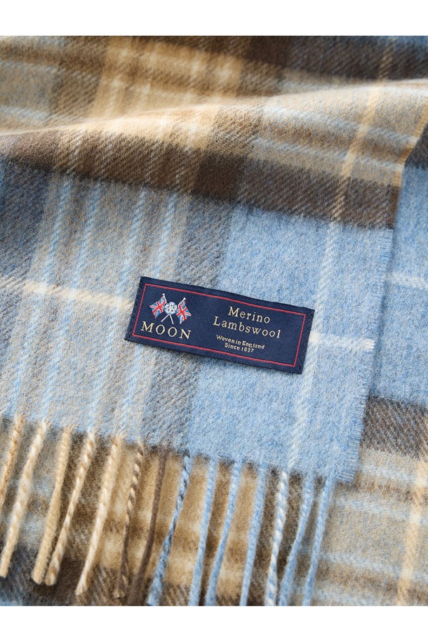 메리노울 머플러 25cm - 블루 멕켈라는 부드러운 촉감과 따뜻함을 선사하는 머플러입니다. 프리미엄 메리노 램스울을 사용하여 보온성과 통기성이 뛰어나며, 멜란지 기법으로 7가지 색상을 혼합하여 은은한 매력을 더했습니다. 가을, 겨울철 일상룩, 데일리룩, 카페룩에 클래식하고 미니멀한 스타일을 더해줍니다. 얇은 두께감과 체크 패턴, 프린지 디자인이 특징이며, 자연스러운 워터 피니싱 공정으로 마감했습니다. 
