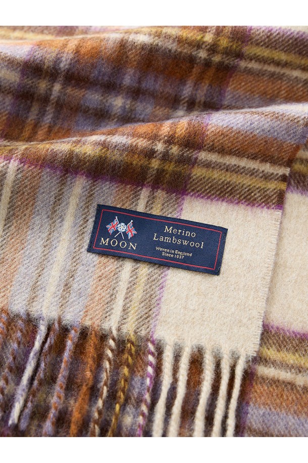 메리노울 머플러 25cm - 드레스 헤더는 부드러운 촉감의 메리노 램스울 100% 소재로 제작되어 가을, 겨울철 따뜻하고 포근하게 착용할 수 있는 머플러입니다. 클래식한 스타일과 잘 어울리는 헤더 및 멀티컬러 배색, 플라워 및 체크 패턴 디자인으로 다양한 룩에 포인트를 더합니다. 중간 두께감으로 보온성을 높였으며, 멜란지 기법을 통해 500가지 이상의 다채로운 컬러를 구현했습니다. 일상, 산책, 여행 등 다양한 TPO에 활용 가능하며 우수한 흡습, 항균, 소취 기능을 갖춰 쾌적하게 사용할 수 있습니다. 특히, 프린지 디테일이 고급스러움을 더합니다.
